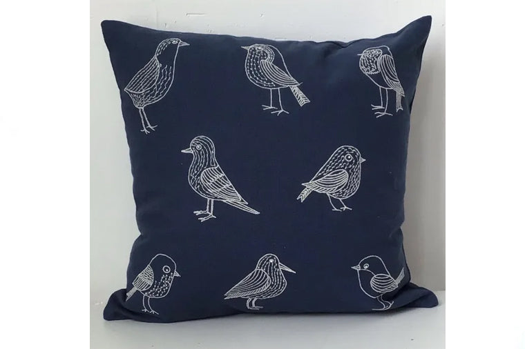 Indoor/Outdoor Bluebird Hooked Polypropylene Throw Pillow in 2024